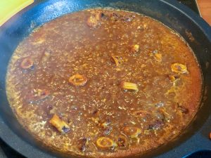 Preparación de una paella o arroz seco